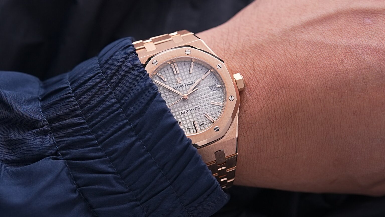 Close-up of AP Royal Oak nickel grey dial with rose gold hour markers, octagonal bezel, and date display – 15450OR luxury watch full set – globalskydiamond.com