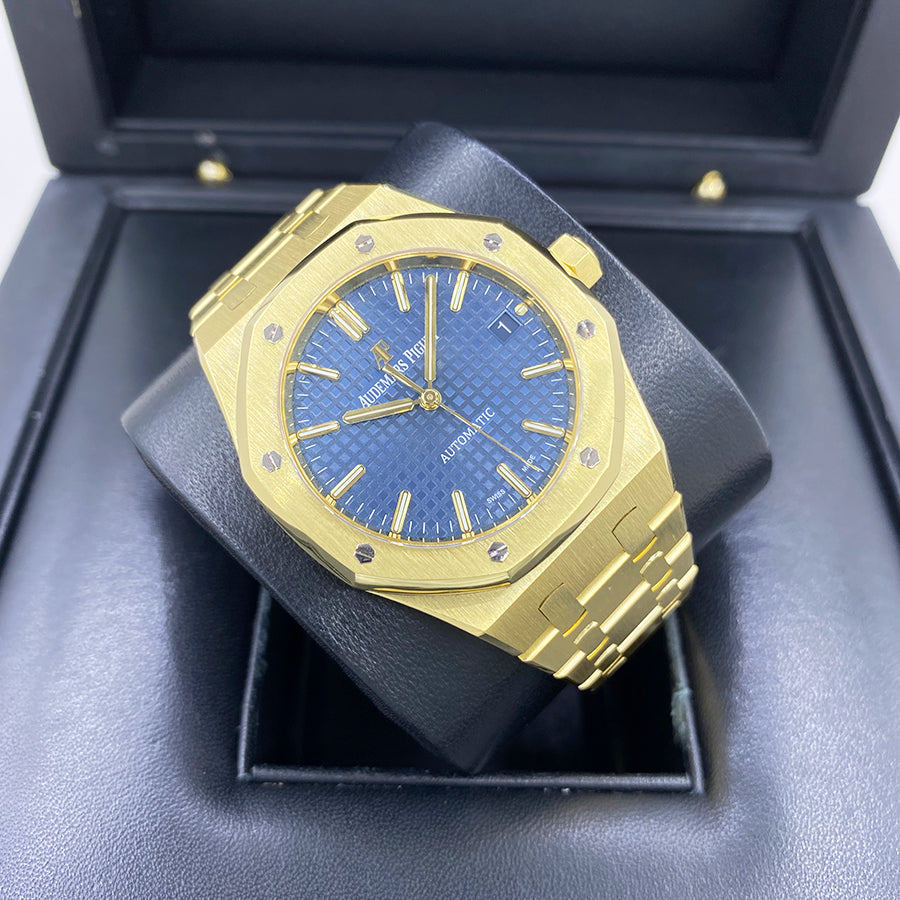 Close-up of Royal Oak blue dial with applied gold hour markers, date window, and signature octagonal bezel – brand new Audemars Piguet 15450BA in 18k yellow gold – globalskydiamond.com