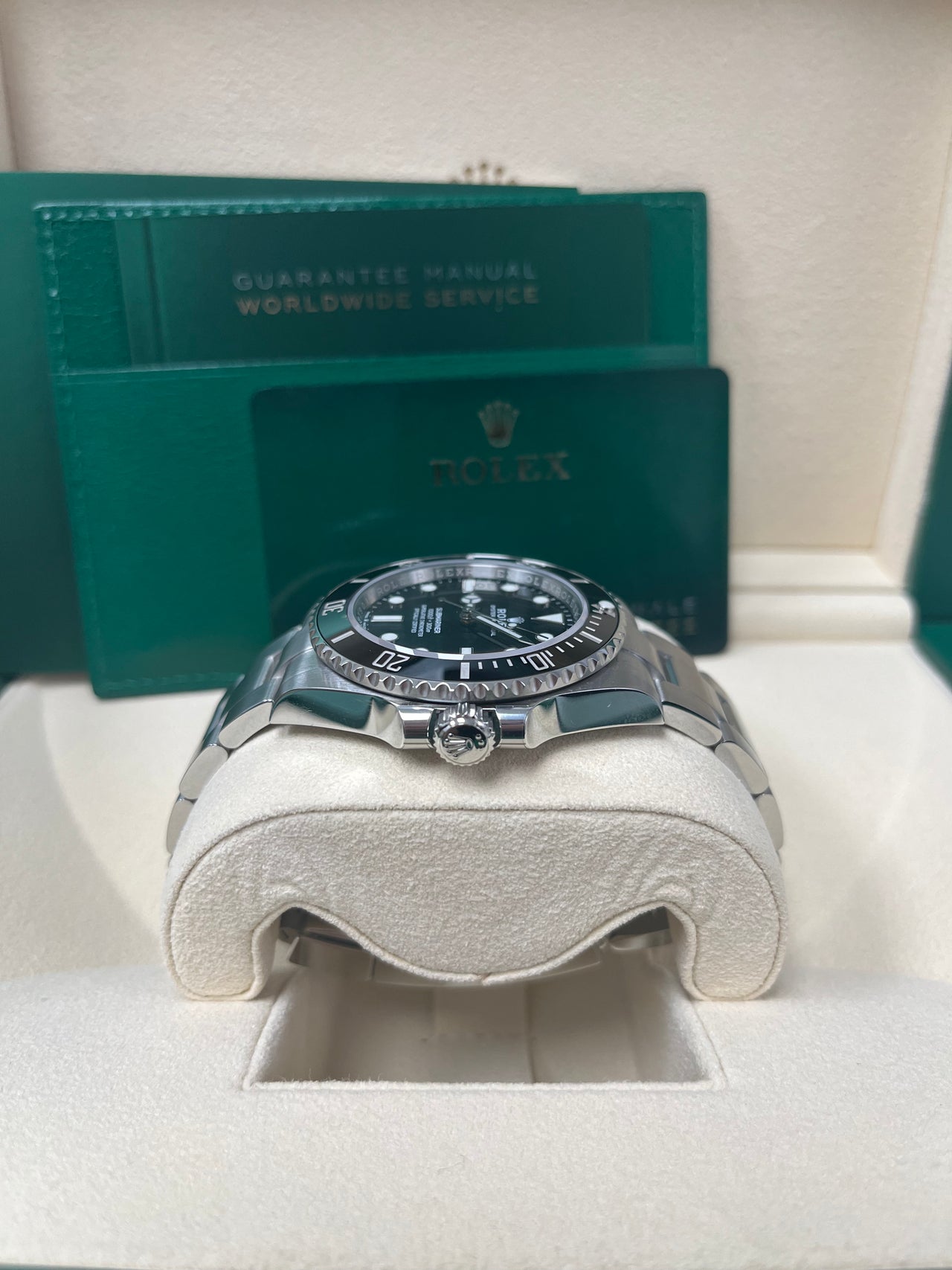 Side view of Rolex Submariner No Date 124060 with 41mm stainless steel case and Triplock crown – pre-owned 2025 model with Oyster bracelet and Glidelock clasp – Global Sky Diamonds – globalskydiamond.com