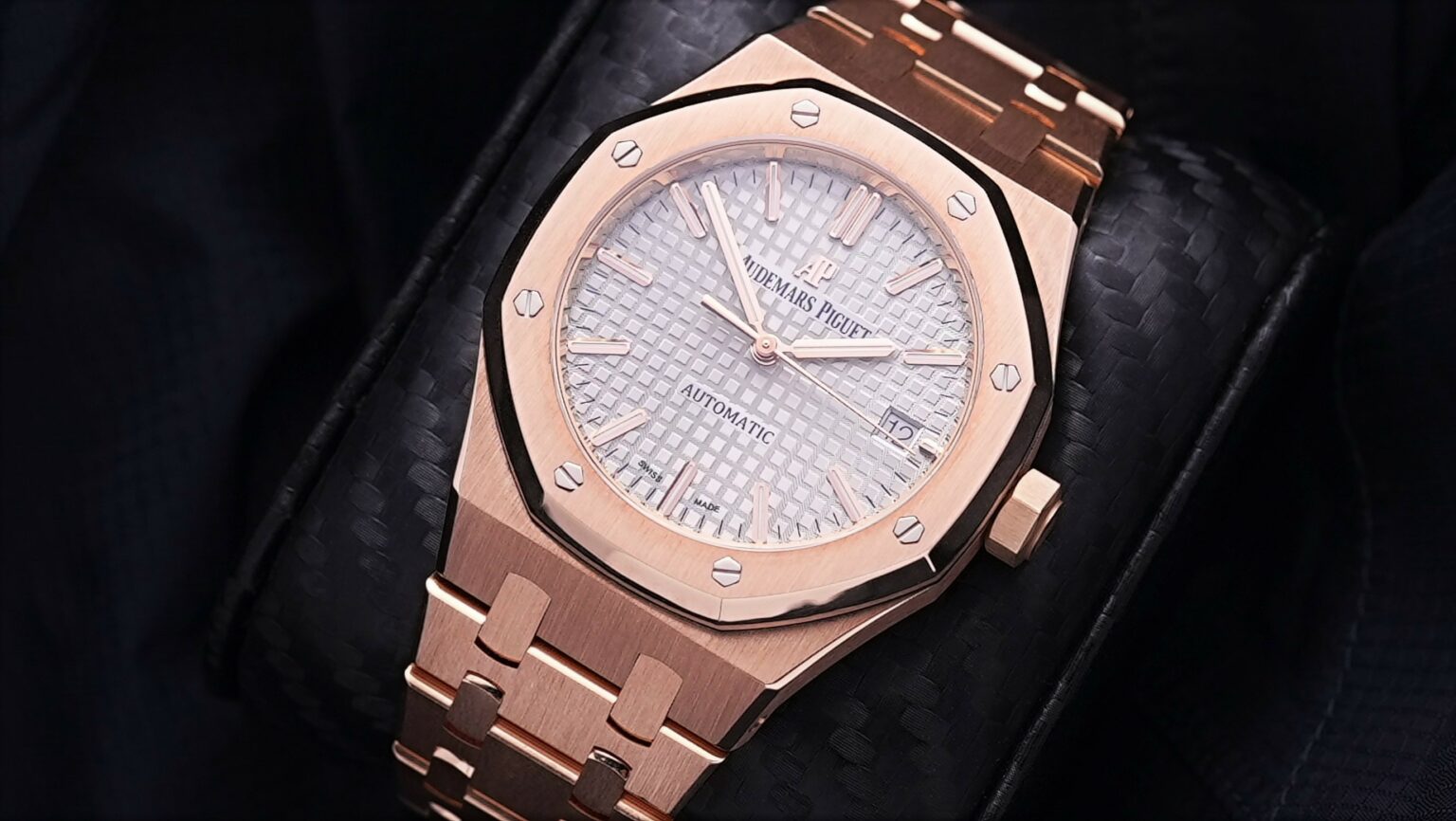 Close-up of AP Royal Oak nickel grey dial with rose gold hour markers, octagonal bezel, and date display – 15450OR luxury watch full set – globalskydiamond.com