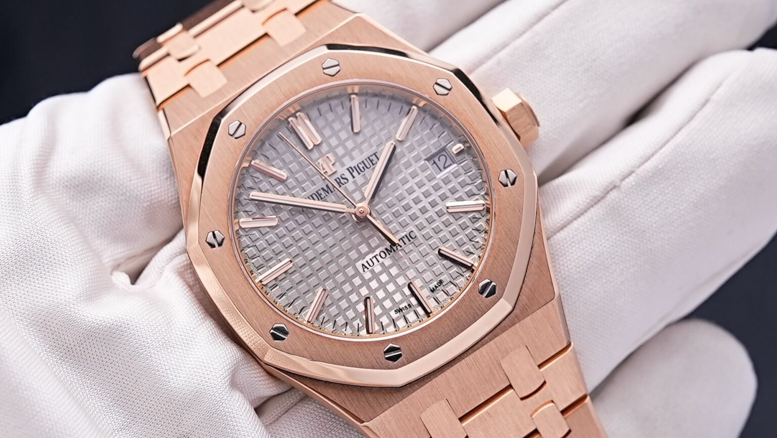 Close-up of AP Royal Oak nickel grey dial with rose gold hour markers, octagonal bezel, and date display – 15450OR luxury watch full set – globalskydiamond.com