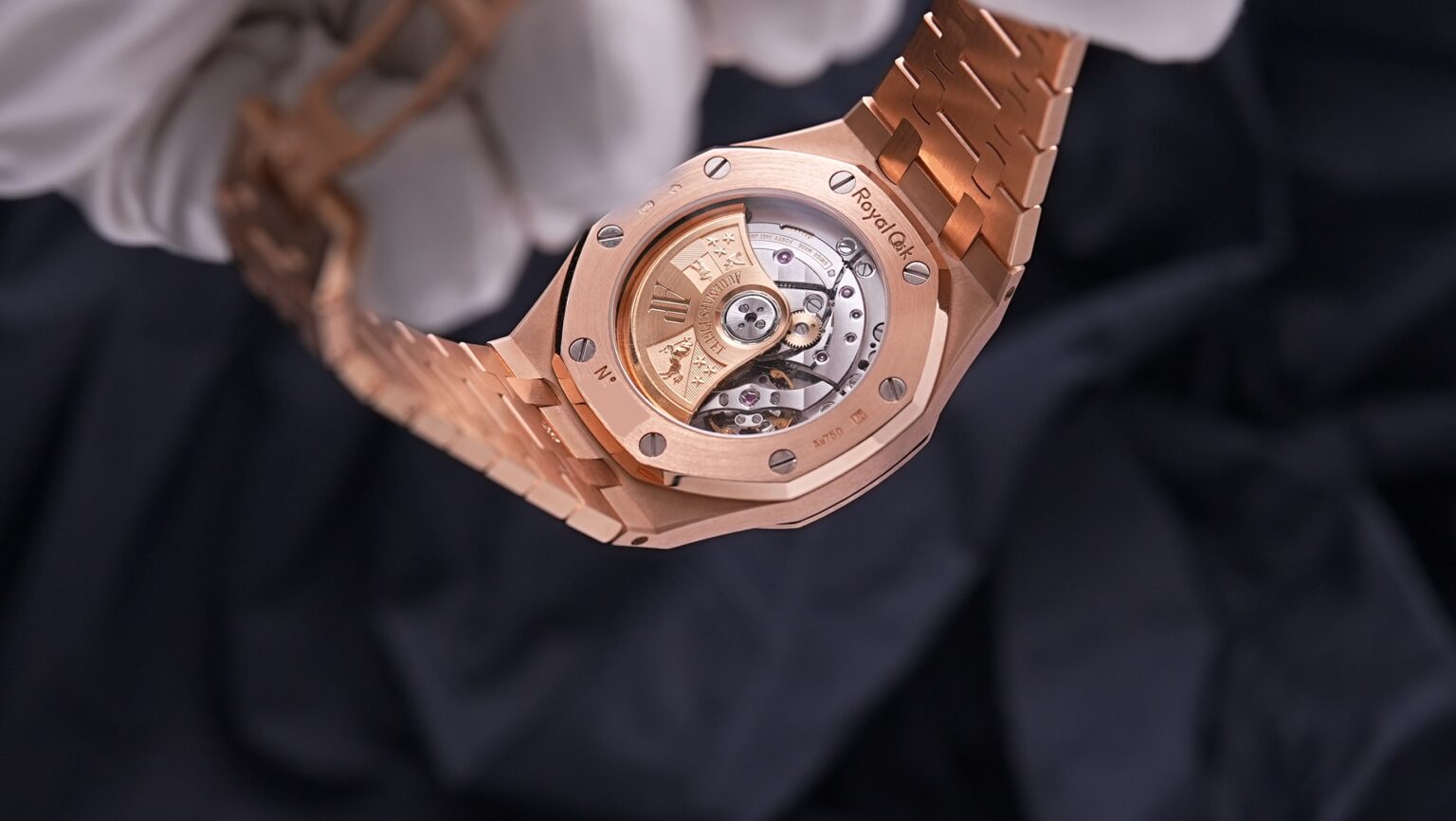 Rear view of AP 15450OR showing sapphire exhibition caseback and Caliber 3120 automatic movement with 22k gold rotor – new Royal Oak for sale – globalskydiamond.com