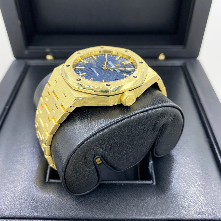 Side profile of AP Royal Oak 15450BA showing brushed 18k gold case, integrated bracelet, and screw-down crown – full set new 37mm AP at globalskydiamond.com