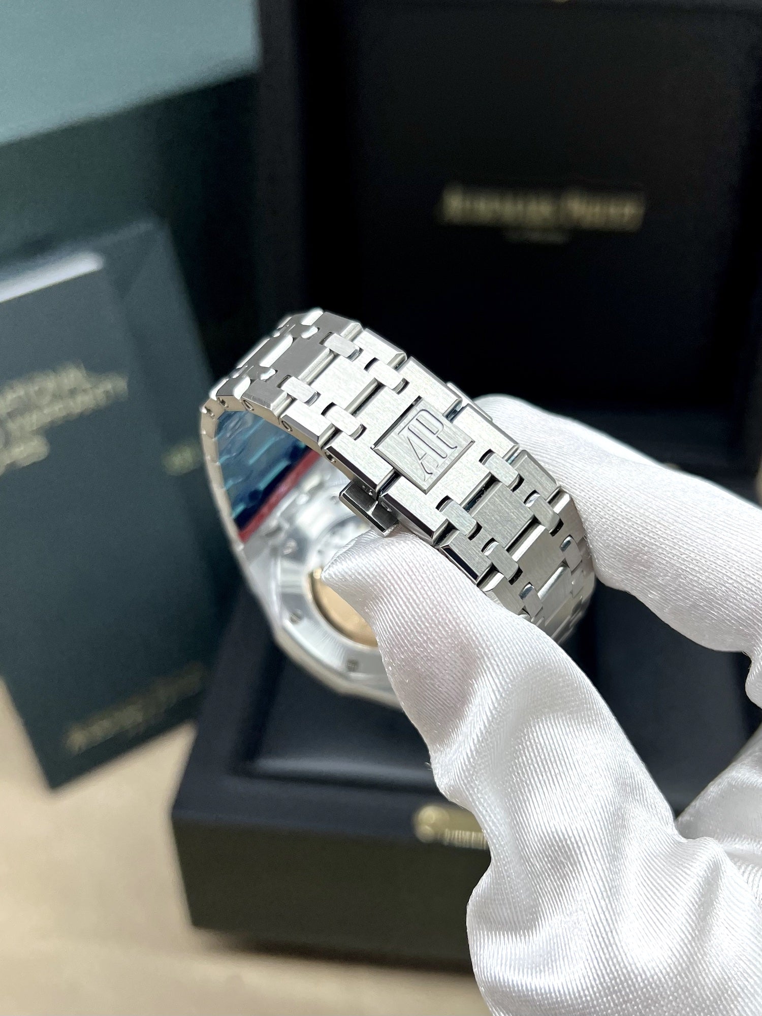 Rear view of Royal Oak 34mm showing sapphire exhibition caseback and AP Caliber 5800 movement – brand new Audemars Piguet for sale – globalskydiamond.com