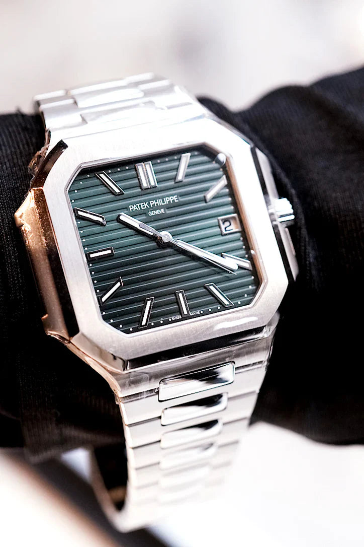 Lighting highlights Patek Philippe Cubitus 5821/1A with integrated stainless steel bracelet and green dial – Global Sky Diamonds Watch Collection | GlobalSkyDiamond.com